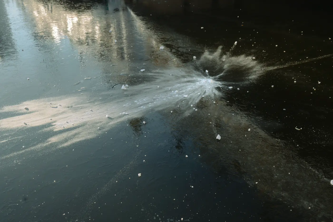 水面上溅起的水花
