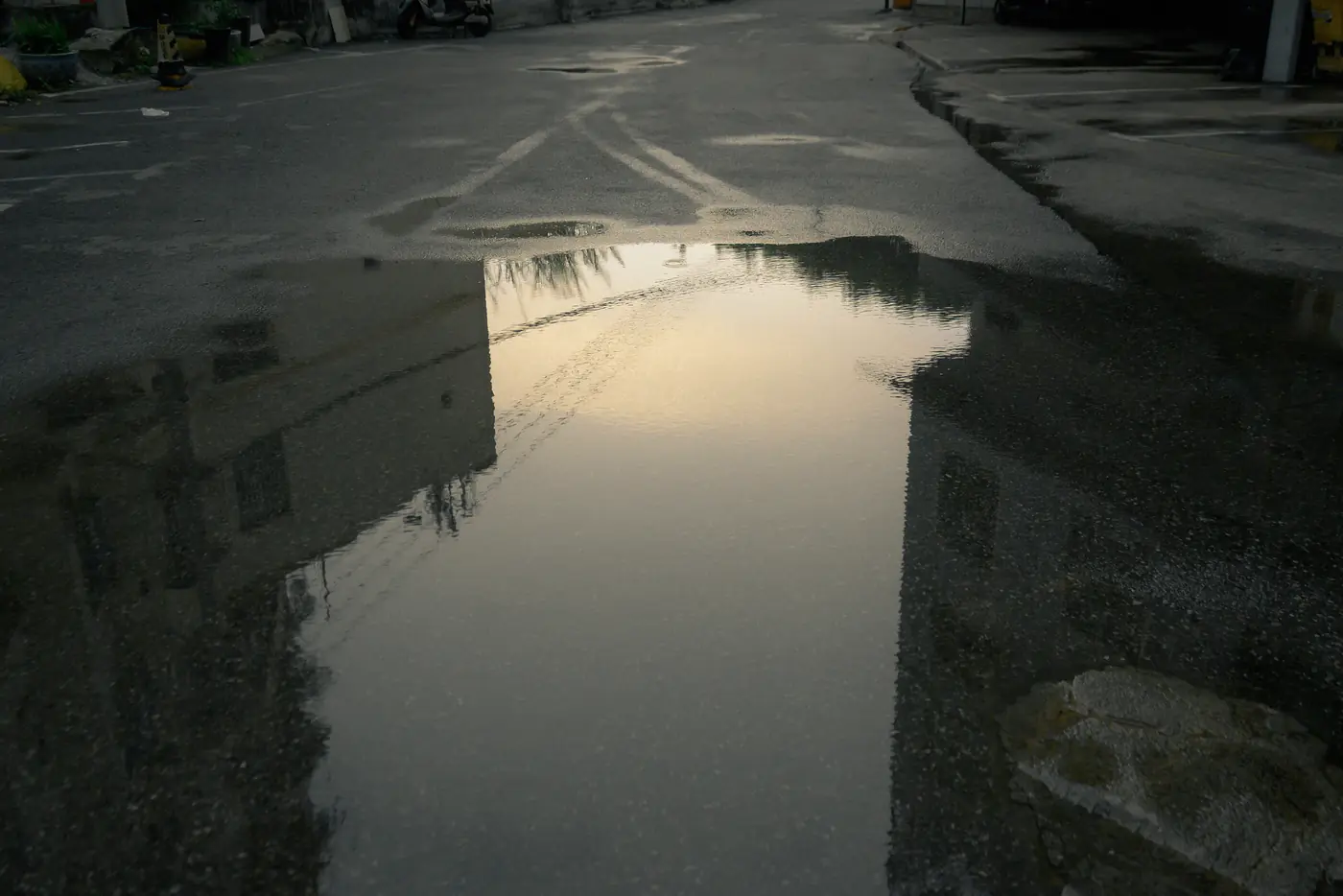 街道路面水洼中的建筑倒影