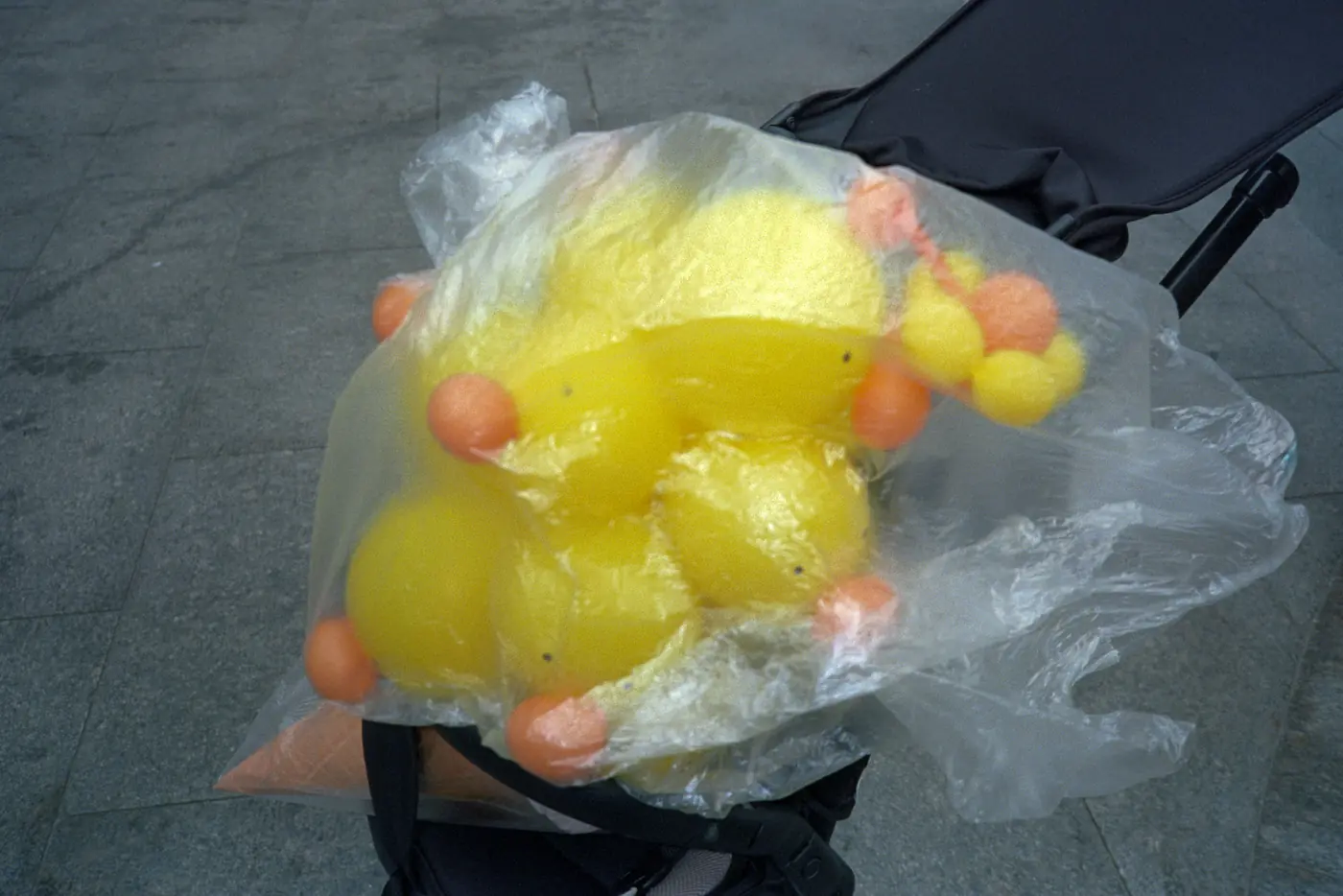 装在透明袋中的黄色玩具